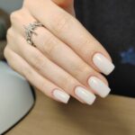 Pose de gel gainage sur ongles naturels blanc laiteux paillettes